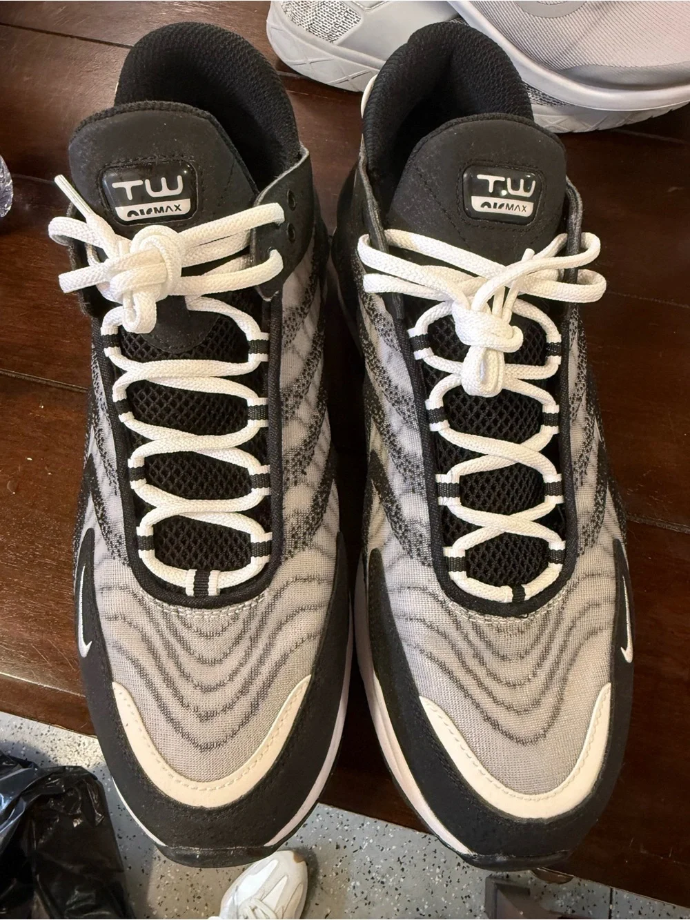 Nike Airmax Men's Black and White Wave-Pattern Sneakers